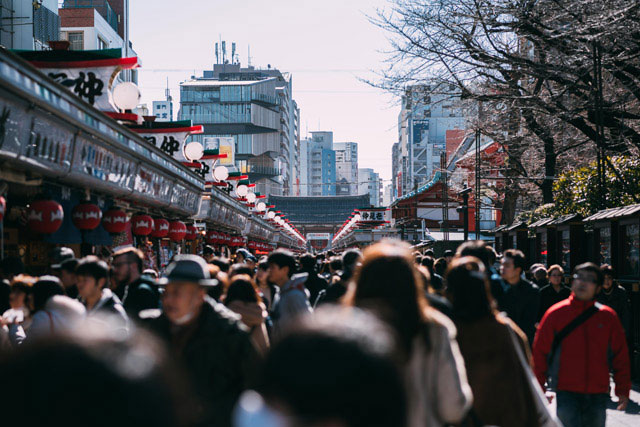 在仲見世商店街邊走邊吃