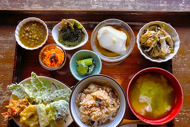 Most popular dish "Zachibaru Teishoku" (1,350 yen tax ecluded)