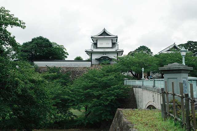 Wander around the Kenrokuen Garden and Kanazawa Castle grounds