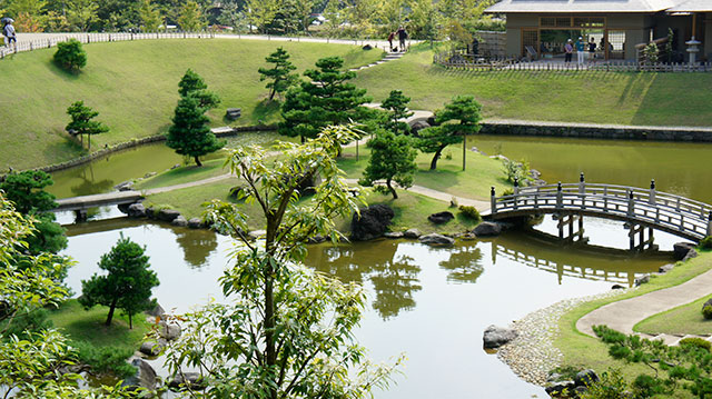 교쿠센인마루 정원에서 회유식 정원의 풍경을 바라보기