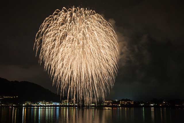 เทศกาลดอกไม้ไฟเข้ายึดครอง Fuji Five Lakes