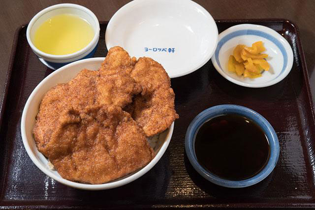 Crunch through Yoroppaken’s katsudon in Fukui City