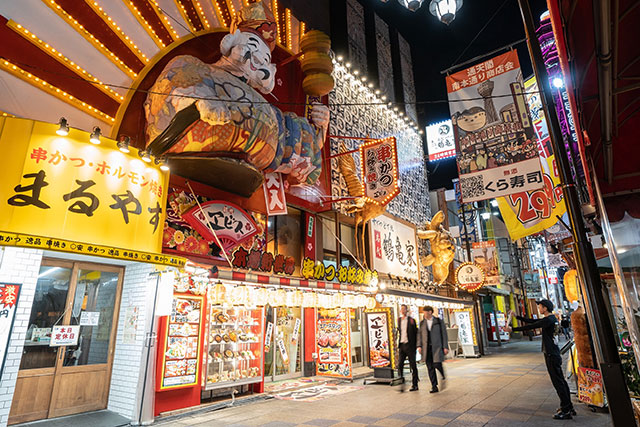 Exploring Shinsekai by night is a feast for the eyes!