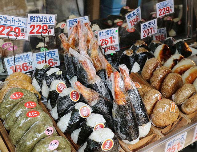 when to visit tsukiji fish market