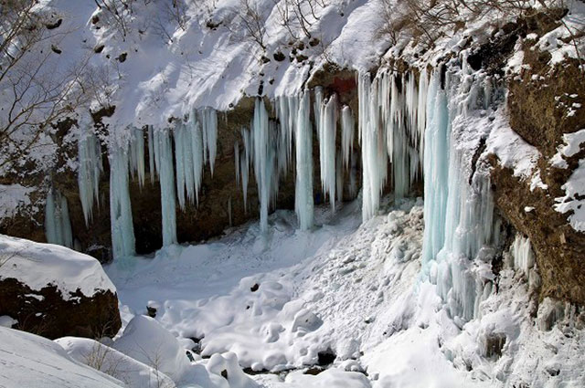Tsubame Iwa (sparrow rock) with giant icicles in the arena
