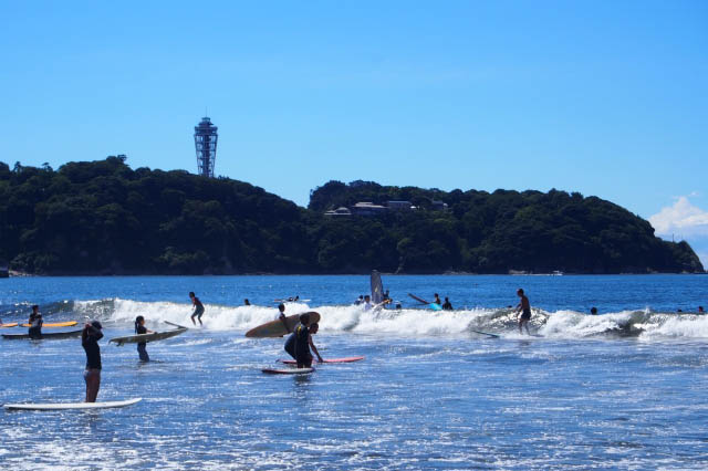 在江之島有許多衝浪的旅客