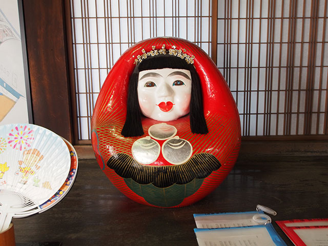The "Himedaruma" doll, an artifact of Dogo, was placed in the hall. She looks like a guardian deity, but is a little scary.