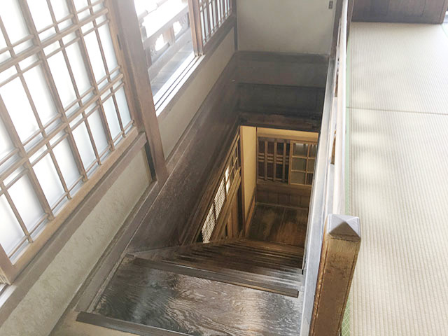 The Dogo Onsen Honkan (main building) has been repeatedly expanded and remodeled, so there are various "back routes". It makes you want to explore