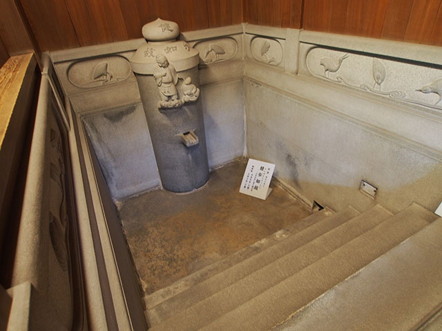 A bathtub made of high-grade Aji stone is quite deep and impressive