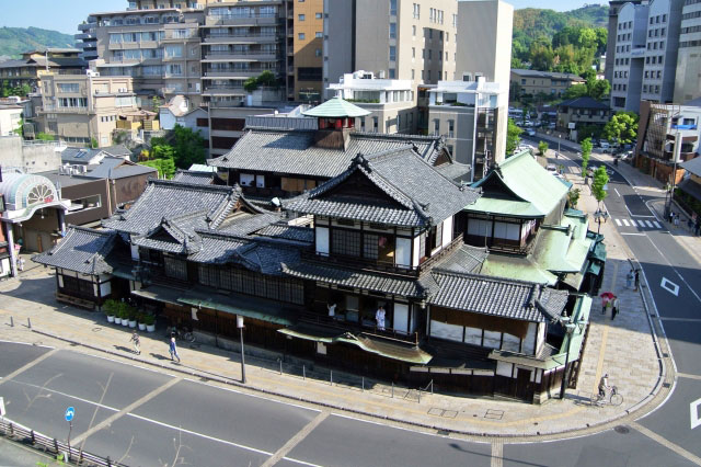Here's the full view! Surprisingly, the onsen is located inside an ordinary town.