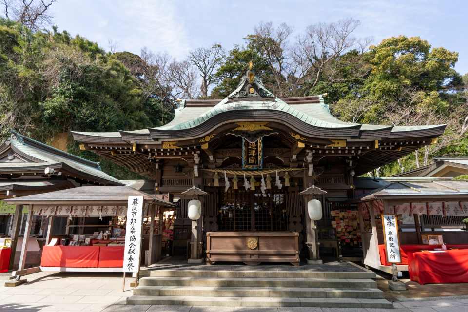 The pavilion that houses the two Benzaiten statues is located very close to the Enoshima Shrine Hetsumiya (outer shrine), pictured above