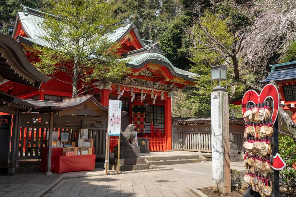 The Enoshima Shrine Nakatsumiya (middle shrine)