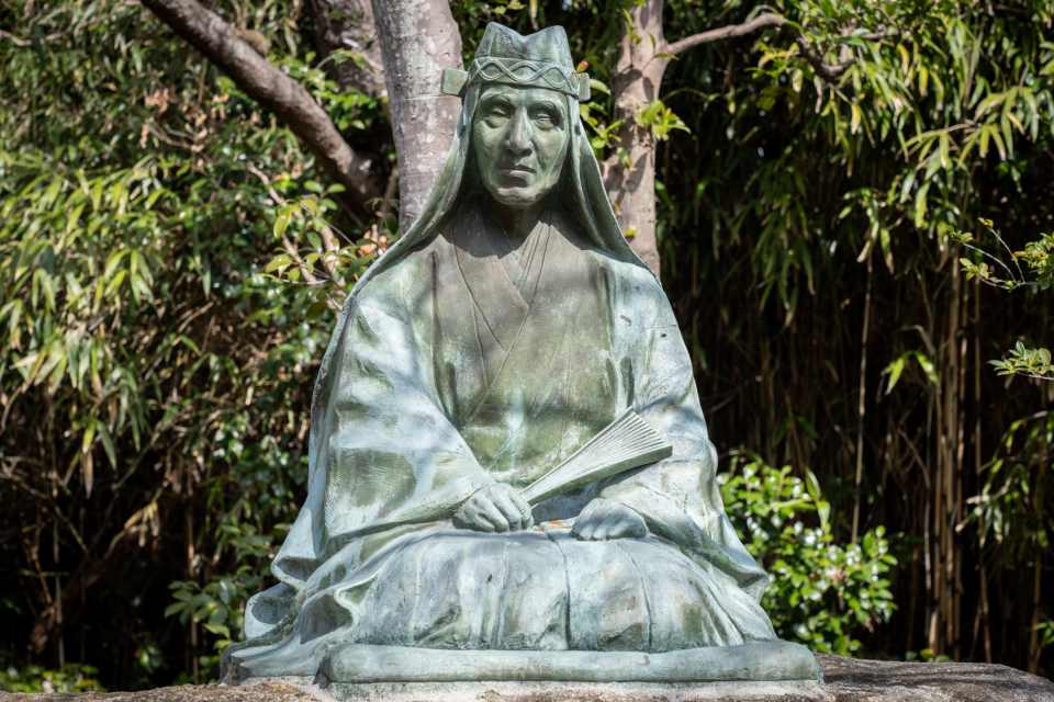 The statue of Yamada Kengyo, which can be found to the right of Enoshima Shrine’s Okutsumiya (inner shrine)