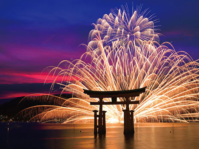 嚴島神社大鳥居と花火の幻想的なコントラスト（※2019年大鳥居は修理工事中）