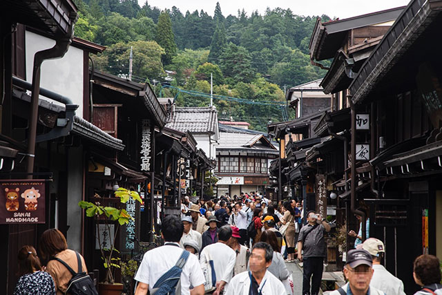 A busy shopping street in Takayama’s Sanno Machi district