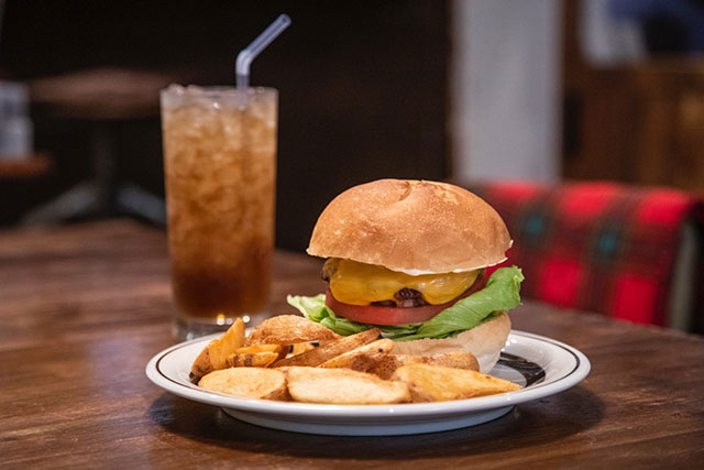 A cheeseburger, home-cut potato chips and a glass of ginger ale. Perfect!