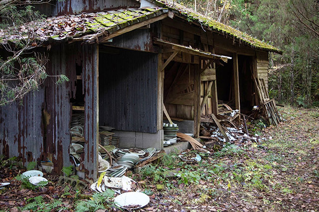 The site from where Jérémie takes the ceramic pieces she is working on. This old wooden storehouse has slowly been falling to pieces after decades of rain and wind damage, the items kept inside have sadly also started to deteriorate. Jérémie is on a mission to bring them back to life through her new project