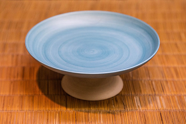 A simple yet elegant plate design inside the Kouraku Kiln gallery