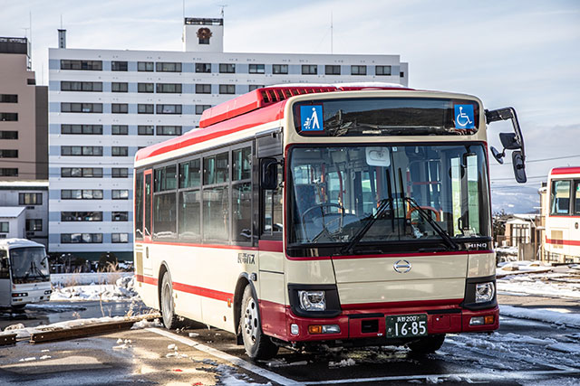 Local buses like this pick up at Yudanaka Station and go past the Snow Monkey Park