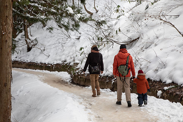 Although the path can be narrow at times, and slippery when covered in snow, it is fine for families and individuals who are suitably dressed for a hike in the snow!