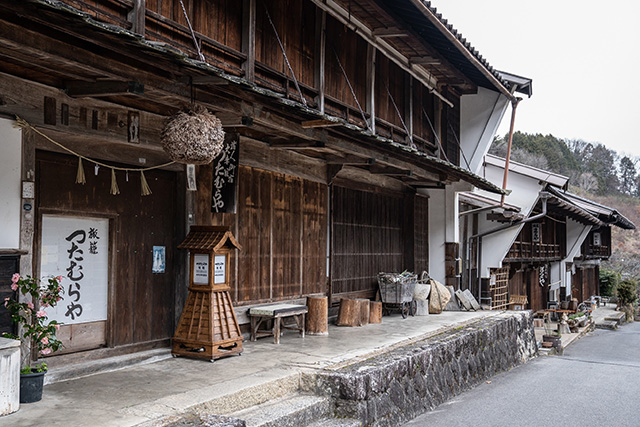 There are traditional inns dotted sporadically along the route, most of them are closer to the Tsumago end