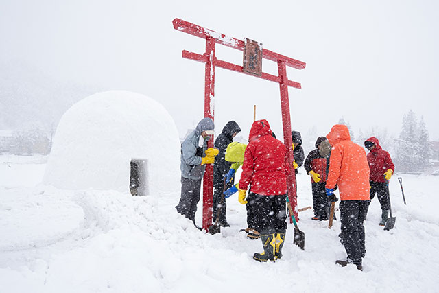 The team at Kamakura-no-Sato erect the “torii” gate having finished making the kamakura shrine