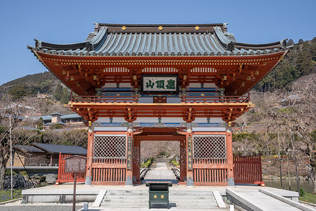 The main gate that leads to Katsuouji Temple