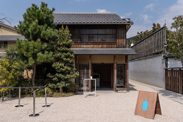 Set inside an old townhouse, the atmosphere of Blue Bottle in Okazaki fits well with the atmosphere of Kyoto