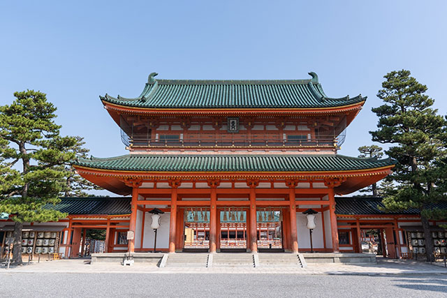 Heian Jingu is a treat for the eyes. This main entrance that leads to the temple complex which is set in a spacious grounds surrounded by tall pine trees.
