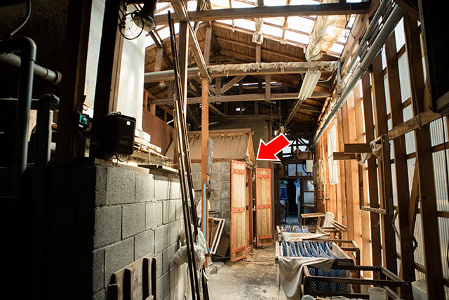 この木の小屋が「蒸箱」