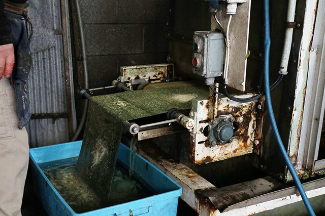 機械の中で、高圧シャワーに洗われています