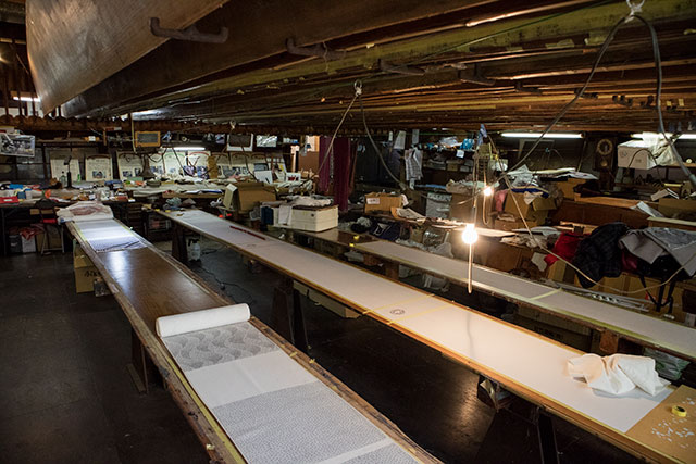 板の上には作業中と思しき型紙も