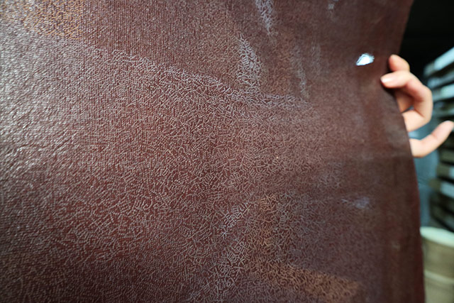 手彫りの模様で向こう側がうっすらと透けて見えます