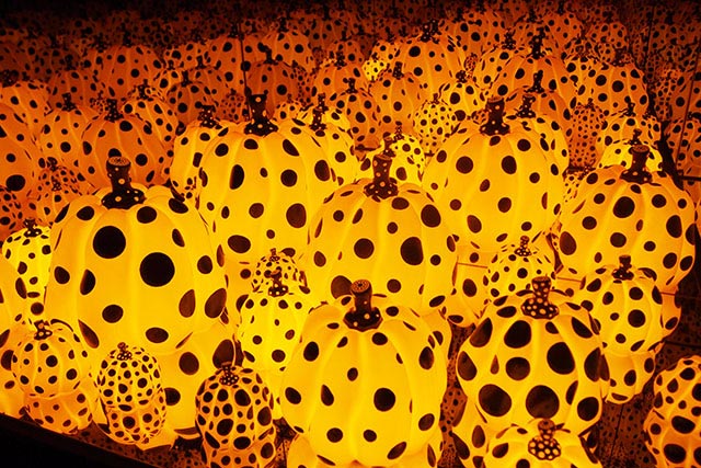 草間彌生美術館】圧巻の表現力。世界の草間が創る、愛と平和のアート展