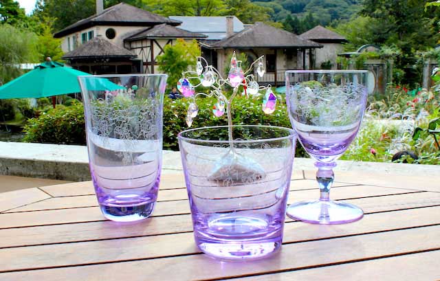 秋に人気のオリジナルグラス（3,780円〜）は光（蛍光灯）で水色に変化する！