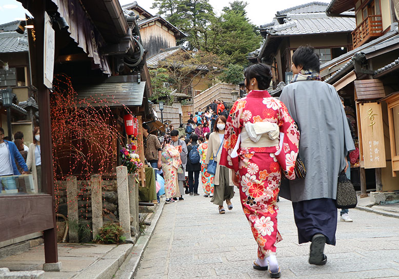 登上“那个坡道”，前往清水寺吧。感受京都风情的半日游
